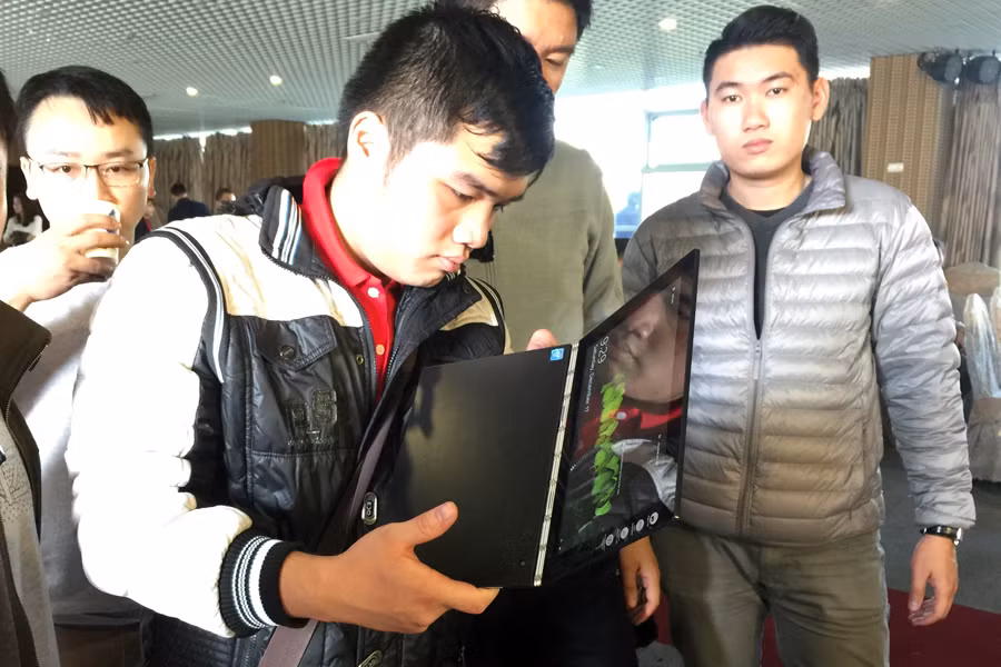 Ngoài PHAB2 Pro, Lenovo cũng ra mắt máy tính bảng Yoga Book siêu mỏng (9,6mm khi gập máy). Máy sử dụng bàn phím ảo cảm ứng toàn phần.
