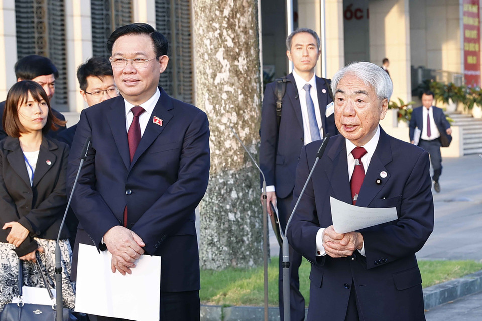 Chủ tịch Thượng viện Nhật Bản Otsuji Hidehisa và Chủ tịch Quốc hội Vương Đình Huệ tại buổi lễ. (Ảnh: Doãn Tấn/TTXVN)