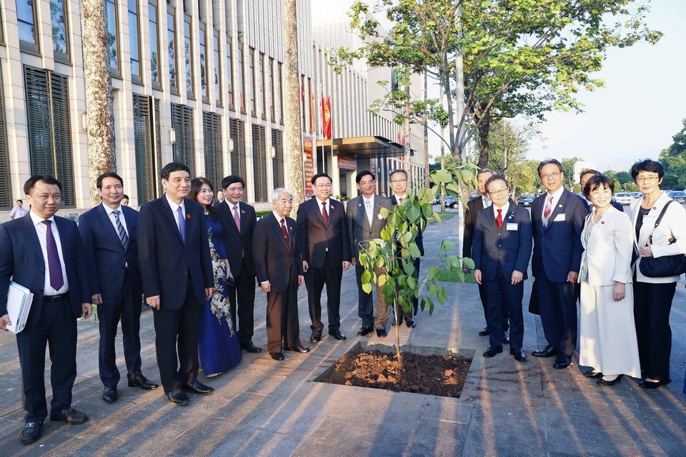Chủ tịch Quốc hội Vương Đình Huệ, Chủ tịch Thượng viện Nhật Bản Otsuji Hidehisa và đại biểu chụp ảnh lưu niệm bên cây Osaka đỏ. (Ảnh: Doãn Tấn/TTXVN)