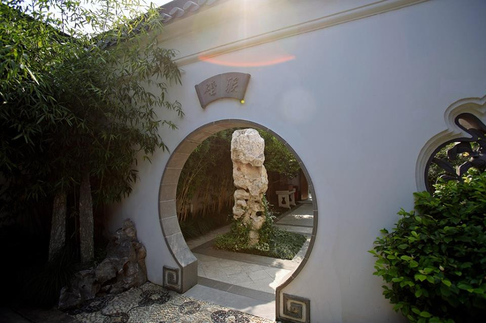 ... biệt thự này gợi nhớ tới khu vườn Chuyết Chính Viên, một điểm du lịch nổi tiếng ở Tô Châu. (Nguồn: CCTV News)