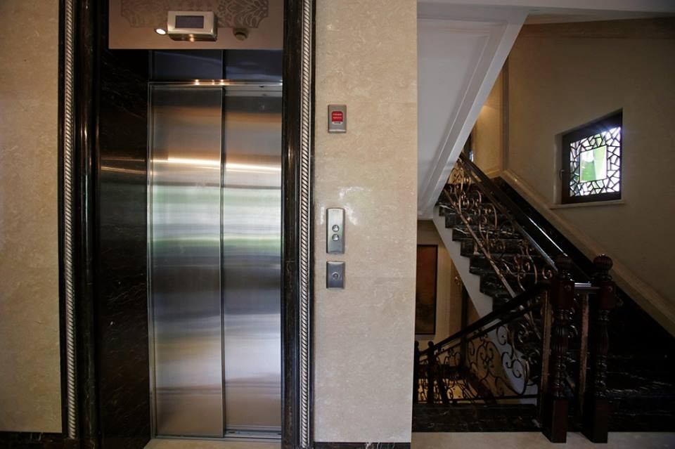  ... thang máy biệt thự và một phòng nếm rượu.