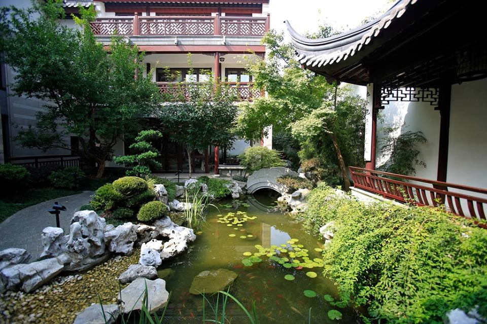 Biệt thự được trang bị một khu vườn riêng, hồ bơi...