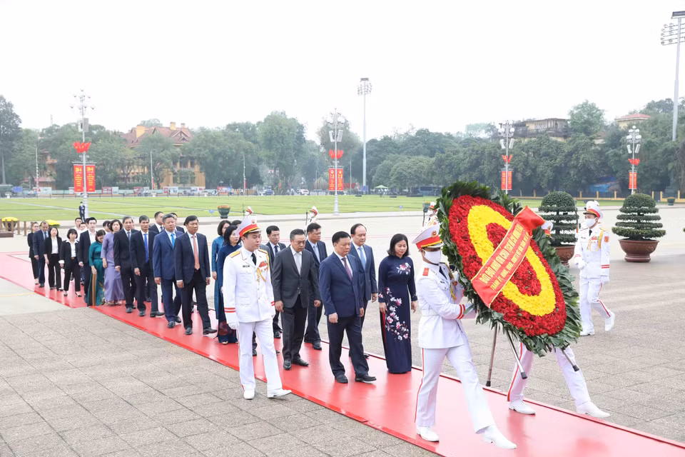 Đoàn đại biểu thành phố Hà Nội đặt vòng hoa và vào Lăng viếng Chủ tịch Hồ Chí Minh. (Ảnh: Minh Đức/TTXVN)