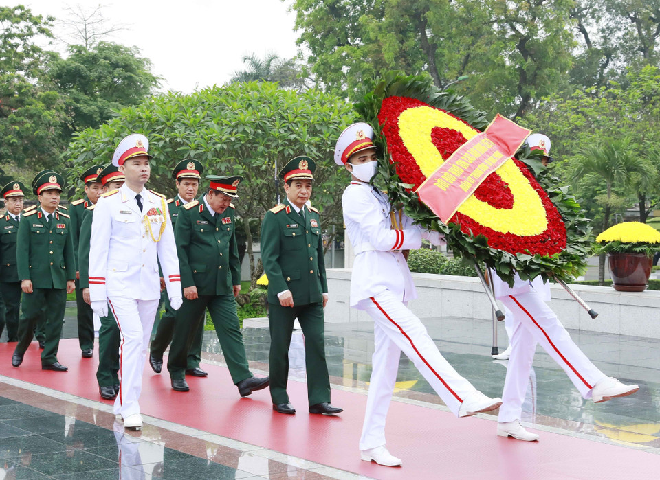 Đoàn đại biểu Quân ủy Trung ương và Bộ Quốc phòng đặt vòng hoa tại Đài tưởng niệm các Anh hùng liệt sỹ. (Ảnh: An Đăng/TTXVN)