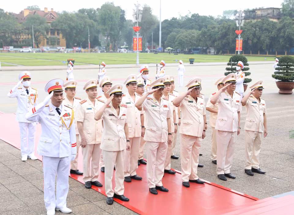 Đoàn đại biểu Đảng ủy Công an Trung ương và Bộ Công an thành kính tưởng nhớ Chủ tịch Hồ Chí Minh. (Ảnh: Minh Đức/TTXVN)