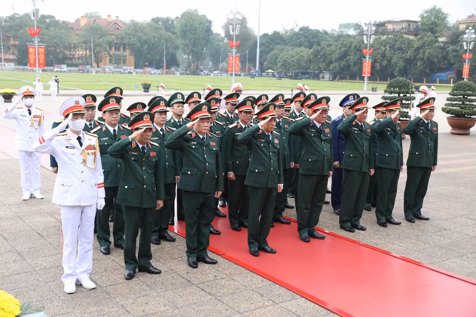 Đoàn đại biểu Quân ủy Trung ương và Bộ Quốc phòng thành kính tưởng nhớ Chủ tịch Hồ Chí Minh. (Ảnh: Minh Đức/TTXVN)