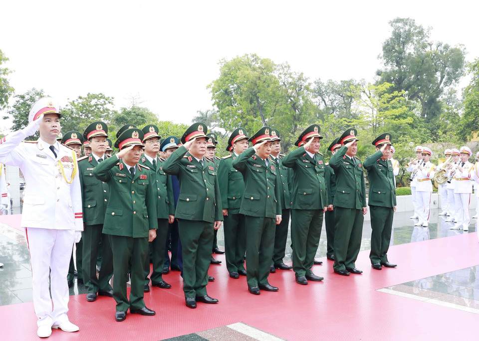 Đoàn đại biểu Quân ủy Trung ương và Bộ Quốc phòng tưởng niệm các Anh hùng liệt sỹ. (Ảnh: An Đăng/TTXVN)