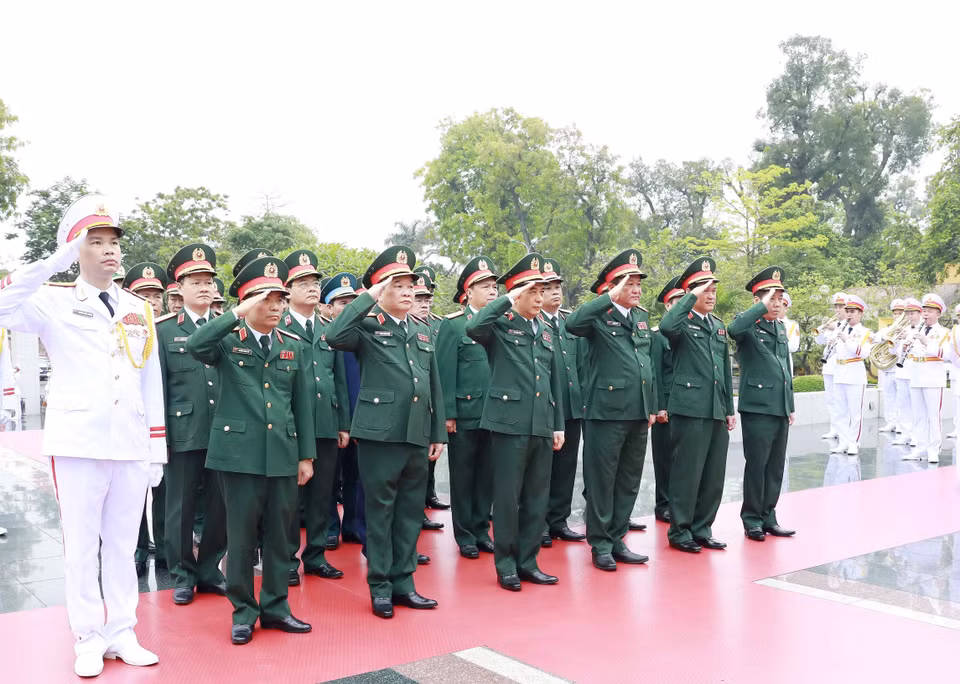 Đoàn đại biểu Quân ủy Trung ương và Bộ Quốc phòng tưởng niệm các Anh hùng liệt sỹ. (Ảnh: An Đăng/TTXVN)