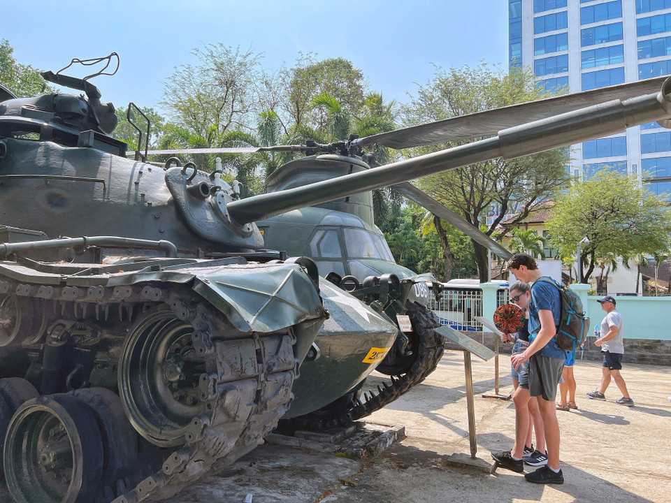 Bảo tàng Chứng tích chiến tranh (Thành phố Hồ Chí Minh), nơi lưu trữ và trưng bày 20.000 tài liệu, hiện vật quý về chiến tranh Việt Nam, cũng là một trong những điểm đến thu hút khách tham quan. (Ảnh: Thu Hương/TTXVN)