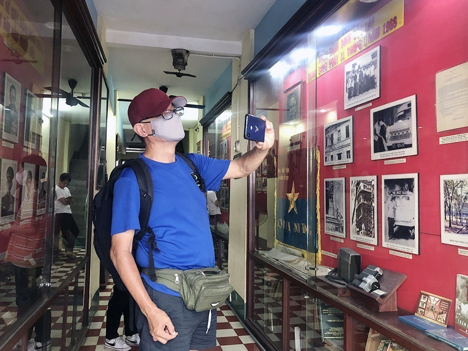 Nhiều tài liệu, khí tài chiến tranh Việt Nam trưng bày, triển lãm tại Căn nhà ở số 287/68-70-72 Nguyễn Đình Chiểu, Quận 3, Thành phố Hồ Chí Minh, nhận được sự quan tâm của du khách tham quan. (Ảnh: Thu Hương/TTXVN) 