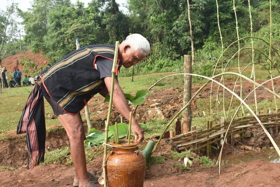 Các già làng chuẩn bị cho nghi lễ cúng giọt nước. (Ảnh: TTXVN phát)