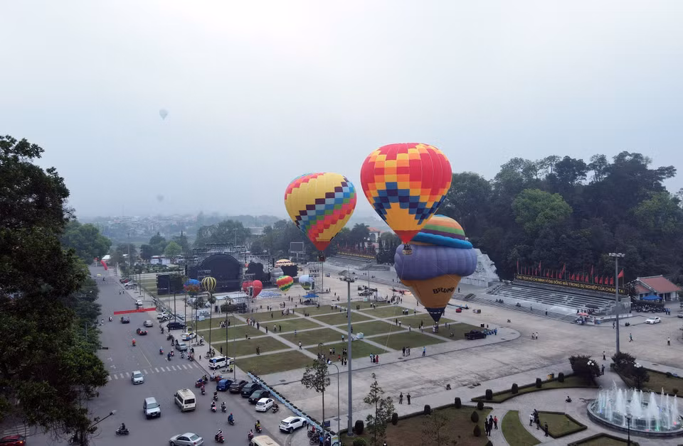 Ngày 28/4, tại Quảng trường Nguyễn Tất Thành, thành phố Tuyên Quang, tỉnh Tuyên Quang tổ chức khai mạc lễ hội khinh khí cầu quốc tế lần thứ II năm 2023. (Ảnh: Quang Cường/TTXVN)