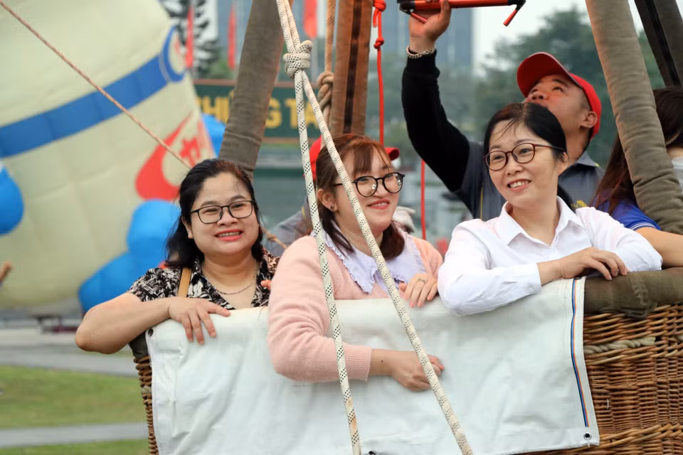 Du khách bay trải nghiệm tại Lễ hội khinh khí cầu quốc tế lần thứ 2 tại Tuyên Quang. (Ảnh: Quang Cường/TTXVN)
