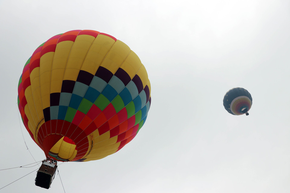 Du khách bay trải nghiệm tại Lễ hội Khinh khí cầu quốc tế lần thứ II tại Tuyên Quang. (Ảnh: Quang Cường/TTXVN)