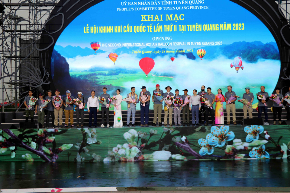 Lãnh đạo tỉnh Tuyên Quang tặng hoa các phi công tham gia lễ hội. (Ảnh: Quang Cường/TTXVN)