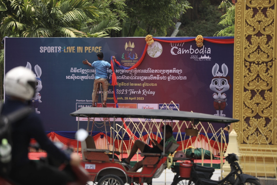 Nhiều tuyến phố tại Phnom Penh được trang hoàng bằng những băng rôn, ápphích đẹp mắt nhằm phục vụ công tác truyền thông, cổ động, chào đón SEA Games 32. (Ảnh: Minh Quyết/TTXVN)