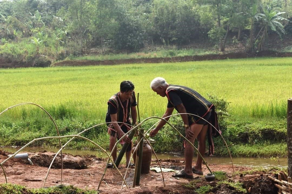Nghi lễ Cúng giọt nước là một trong những nghi lễ quan trọng của người Jrai được tổ chức với mục đích cầu mong thần nước phù hộ cho dân làng mạnh khỏe, mưa thuận gió hòa, mùa màng bội thu, cuộc sống ấm no. 
