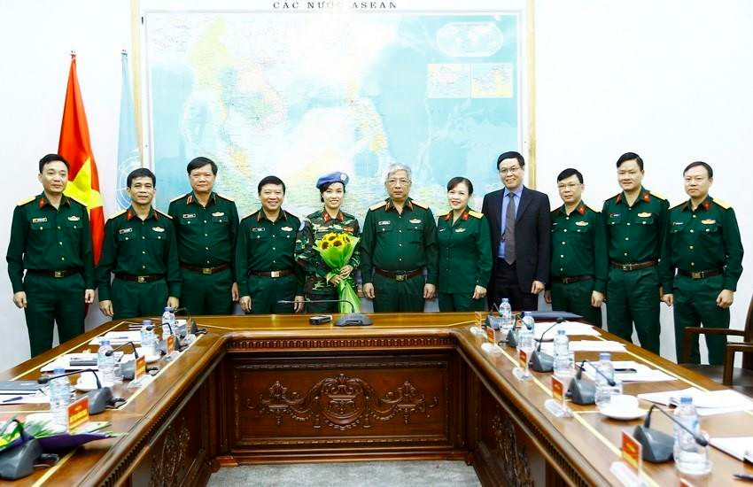 Ngày 30/10/2017, tại Hà Nội, Thượng tướng Nguyễn Chí Vịnh, Ủy viên Trung ương Đảng, Ủy viên Thường vụ Quân ủy Trung ương, Thứ trưởng Bộ Quốc phòng trao Quyết định của Chủ tịch nước cho Thiếu tá Đỗ Thị Hằng Nga, Trợ lý Phòng Tham mưu - Kế hoạch thuộc Trung tâm Gìn giữ hòa bình Việt Nam đi làm nhiệm vụ tại phái bộ Gìn giữ hòa bình Liên hợp quốc ở Nam Sudan. (Ảnh: An Đăng/TTXVN)