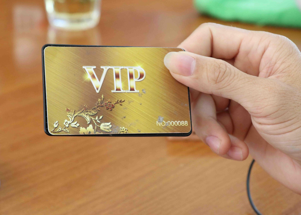 Điện thoại giả dạng thẻ ATM là thiết bị công nghệ gian lận được thí sinh mang vào phòng thi. (Ảnh: Phạm Cường/TTXVN)