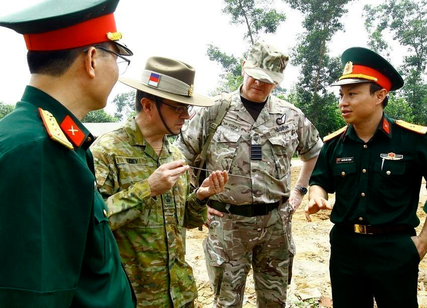 Các đại biểu Đoàn đánh giá chất lượng và tư vấn (AAV) của Liên hợp quốc kiểm tra dụng cụ rà phá bom mìn của đơn vị Công binh tham gia hoạt động gìn giữ hòa bình của Liên hợp quốc, ngày 27/6/2017, tại Lữ đoàn 249, Bộ Tư lệnh Công binh. (Ảnh: An Đăng/TTXVN)