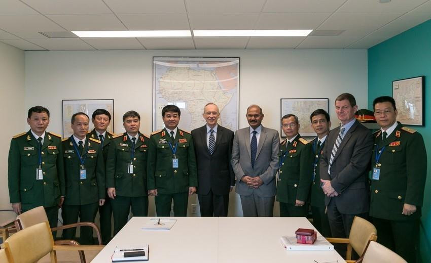 Từ ngày 14-16/10/2014, Đoàn đại biểu quân sự cấp cao Việt Nam do Trung tướng Võ Văn Tuấn, Phó Tổng tham mưu trưởng, Phó Trưởng Ban chỉ đạo Bộ Quốc phòng về hoạt động gìn giữ hòa bình (Gìn giữ hòa bình) Việt Nam thăm, làm việc với lãnh đạo và các cơ quan chuyên môn của Liên hợp quốc tại New York, Mỹ. (Ảnh: Lê Dương/TTXVN)