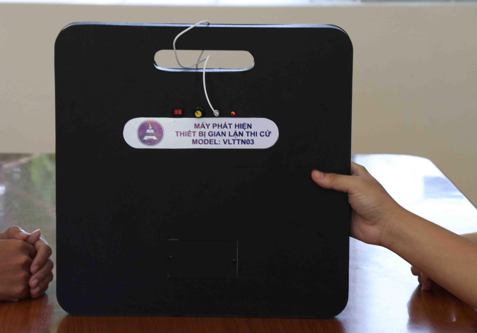 Máy phát hiện thiết bị gian lận thi cử có trọng lượng 400gram, sử dụng nguồn điện 2 pin 9V, khoảng cách dò các thiết bị gian lận là 8m. (Ảnh: Phạm Cường/TTXVN)