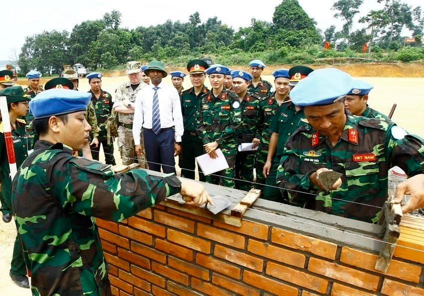 Đoàn đánh giá chất lượng và tư vấn (AAV) của Liên hợp quốc tham quan buổi trình diễn nội dung xây dựng nhà cao tầng của đơn vị Công binh tham gia hoạt động gìn giữ hòa bình của Liên hợp quốc, ngày 27/6/2017, tại Lữ đoàn 249, Bộ Tư lệnh Công binh. (Ảnh: An Đăng/TTXVN)