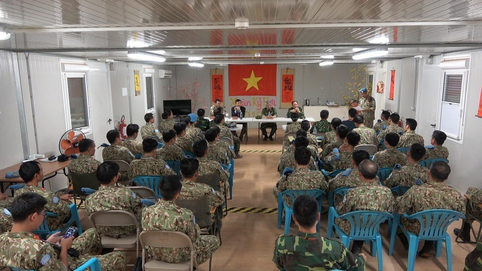 Thượng tướng Nguyễn Chí Vịnh, Uỷ viên Trung ương Đảng, Ủy viên thường vụ Quân ủy Trung ương, Thứ trưởng Bộ Quốc phòng, Tổ trưởng Tổ công tác liên ngành - Trưởng Ban Chỉ đạo Bộ Quốc phòng về việc Việt Nam tham gia hoạt động gìn giữ hòa bình (Gìn giữ hòa bình) của Liên hợp quốc dẫn đầu đoàn công tác Việt Nam làm việc với cán bộ, chiến sĩ Bệnh viện dã chiến cấp 2 số 1 của Việt Nam và các sỹ quan Việt Nam đang hoạt động tại Phái bộ Gìn giữ hòa bình Liên hợp quốc (UNMISS) tại Nam Sudan, ngày 26/2/2019. (Ảnh: TTXVN phát)