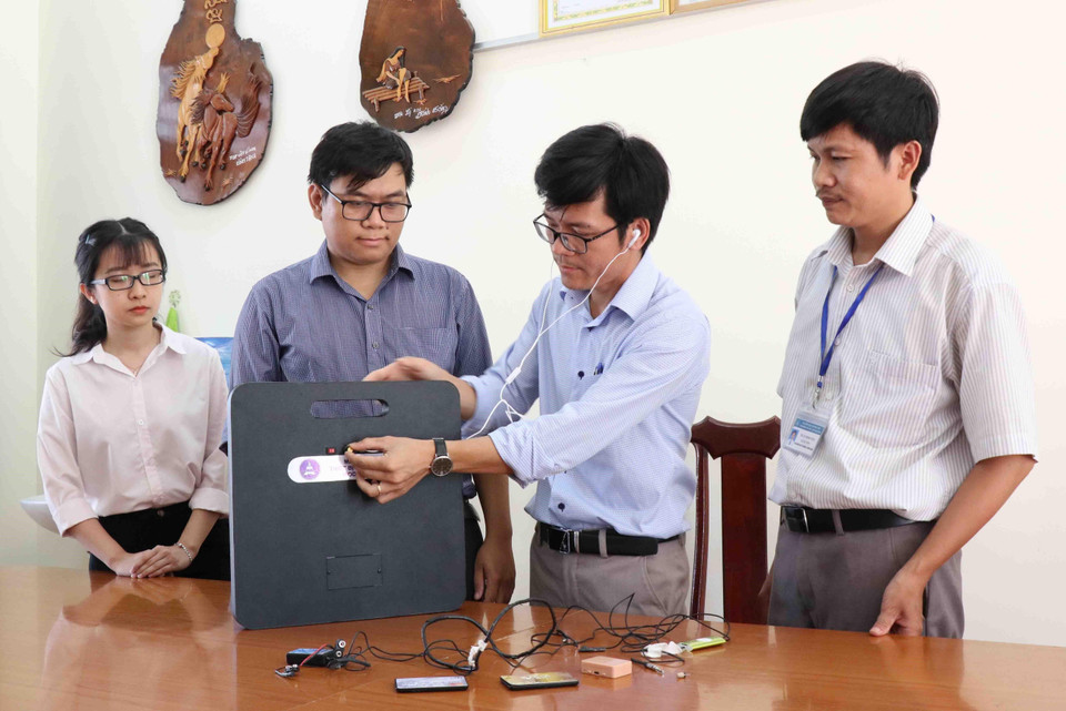 Nhóm giảng viên Tôn Thất Trường Nam, Trần Quốc Lâm cùng các cộng sự Khoa Khoa học Tự nhiên và Công nghệ của Trường Đại học Tây Nguyên giới thiệu về máy phát hiện gian lận thi cử. (Ảnh: Phạm Cường/TTXVN)