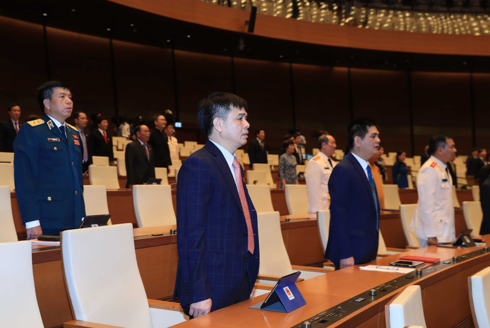 Các đại biểu thực hiện nghi thức chào cờ tại phiên khai mạc. (Ảnh: TTXVN)