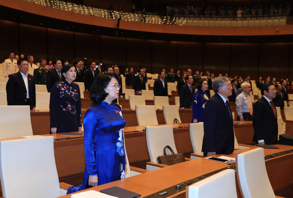 Các đại biểu thực hiện nghi thức chào cờ tại phiên khai mạc. (Ảnh: TTXVN)