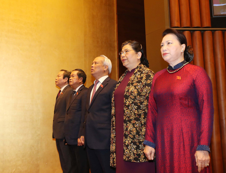 Chủ tịch Quốc hội Nguyễn Thị Kim Ngân và các Phó Chủ tịch Quốc hội thực hiện nghi thức chào cờ tại phiên khai mạc. (Ảnh: TTXVN)