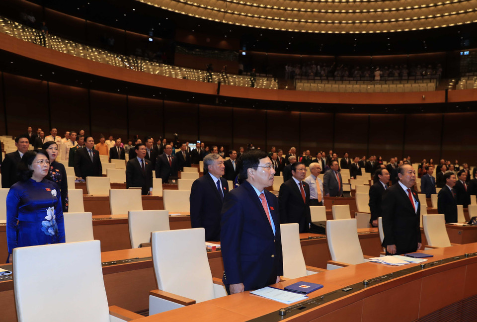 Các đại biểu thực hiện nghi thức chào cờ tại phiên khai mạc. (Ảnh: TTXVN)