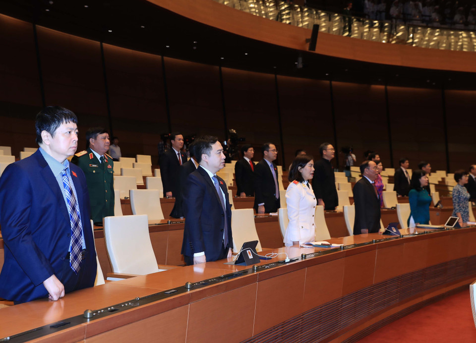 Các đại biểu thực hiện nghi thức chào cờ tại phiên khai mạc. (Ảnh: TTXVN)