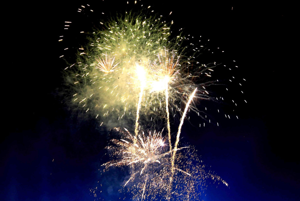 Chương trình bắn pháo hoa chào mừng lễ hội. (Ảnh: An Đăng/TTXVN)