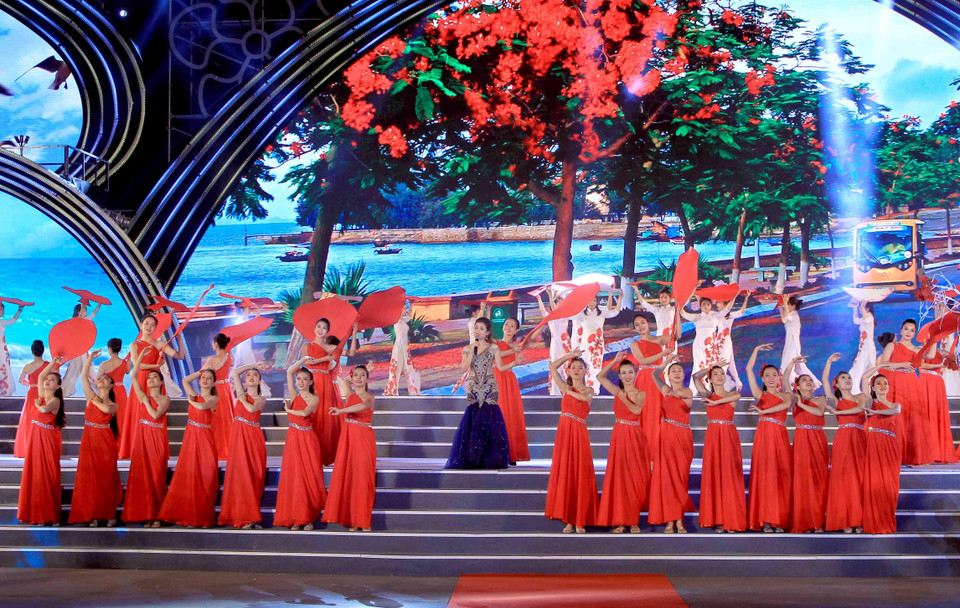 Chương trình văn nghệ chào mừng lễ hội. (Ảnh: An Đăng/TTXVN)