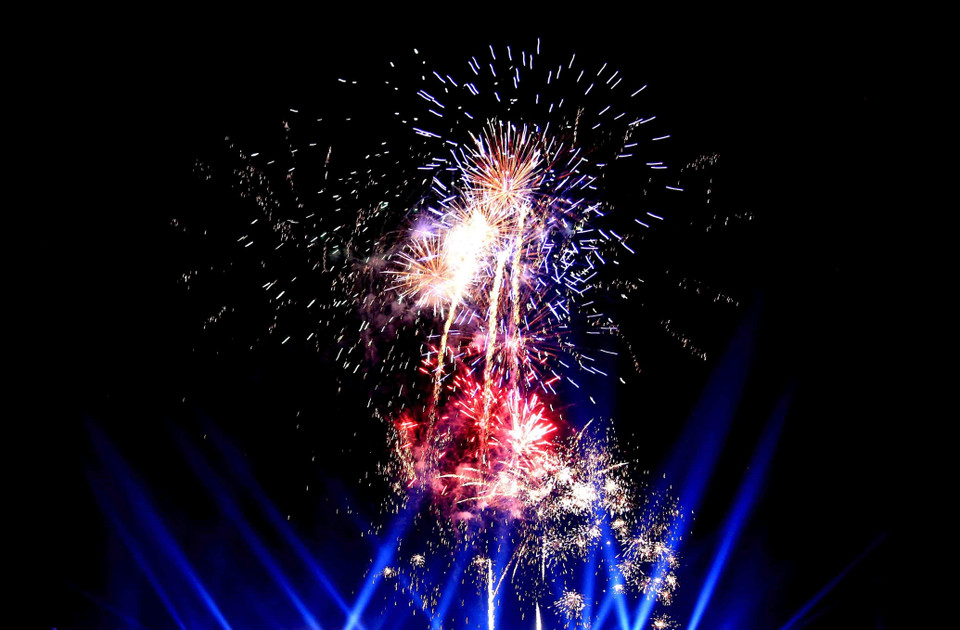 Chương trình bắn pháo hoa chào mừng lễ hội. (Ảnh: An Đăng/TTXVN)