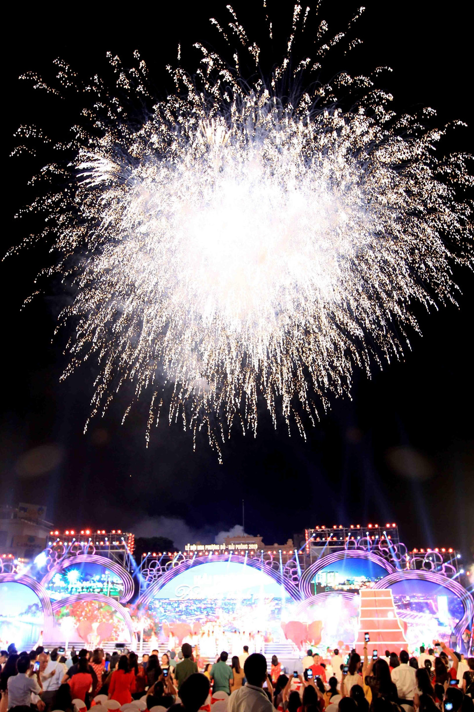 Chương trình bắn pháo hoa chào mừng lễ hội. (Ảnh: An Đăng/TTXVN)