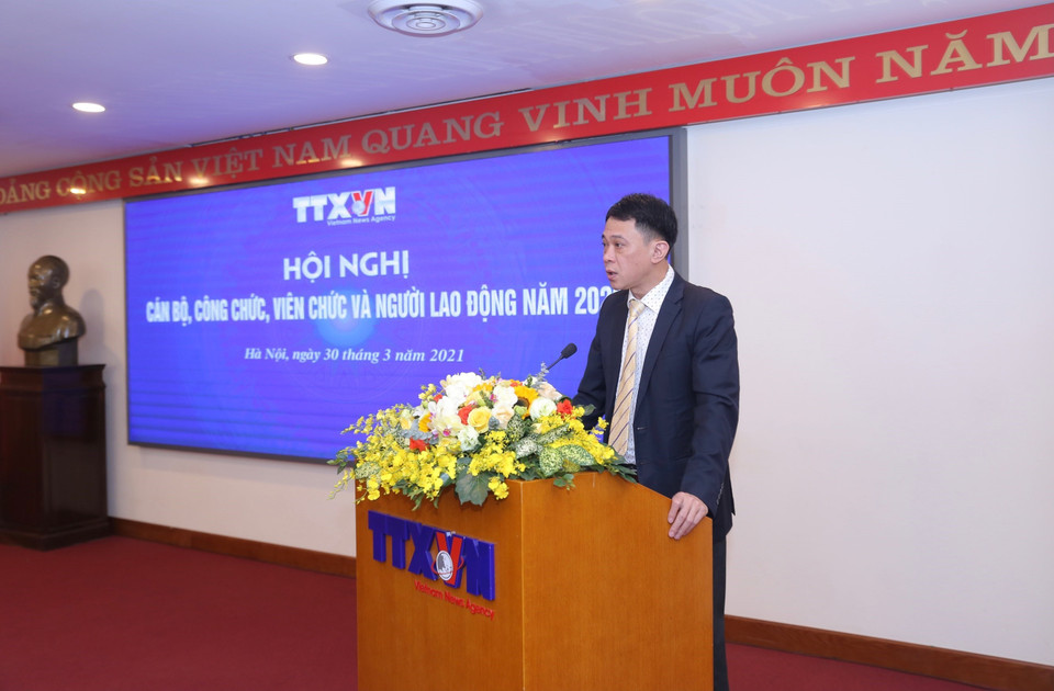  Phó Chủ tịch Công chuyên trách TTXVN Võ Tuấn Anh đọc báo cáo tại hội nghị. (Ảnh: Hoàng Hiếu/TTXVN)