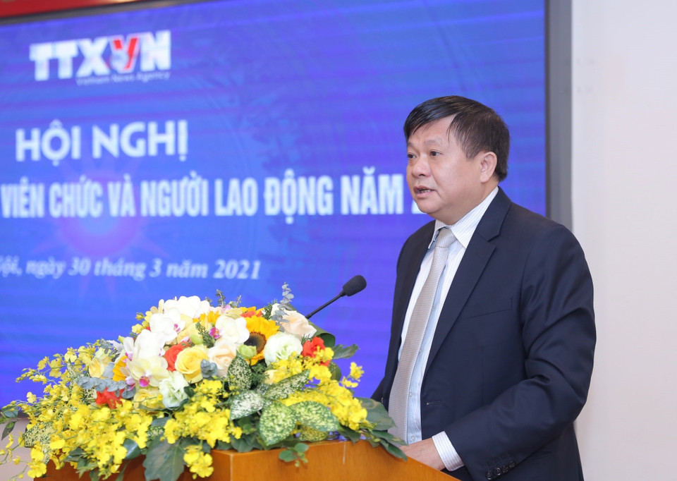 Ông Đinh Đăng Quang, Phó Tổng Giám đốc, Chủ tịch Công đoàn TTXVN trình bày tham luận. (Ảnh: Hoàng Hiếu/TTXVN)