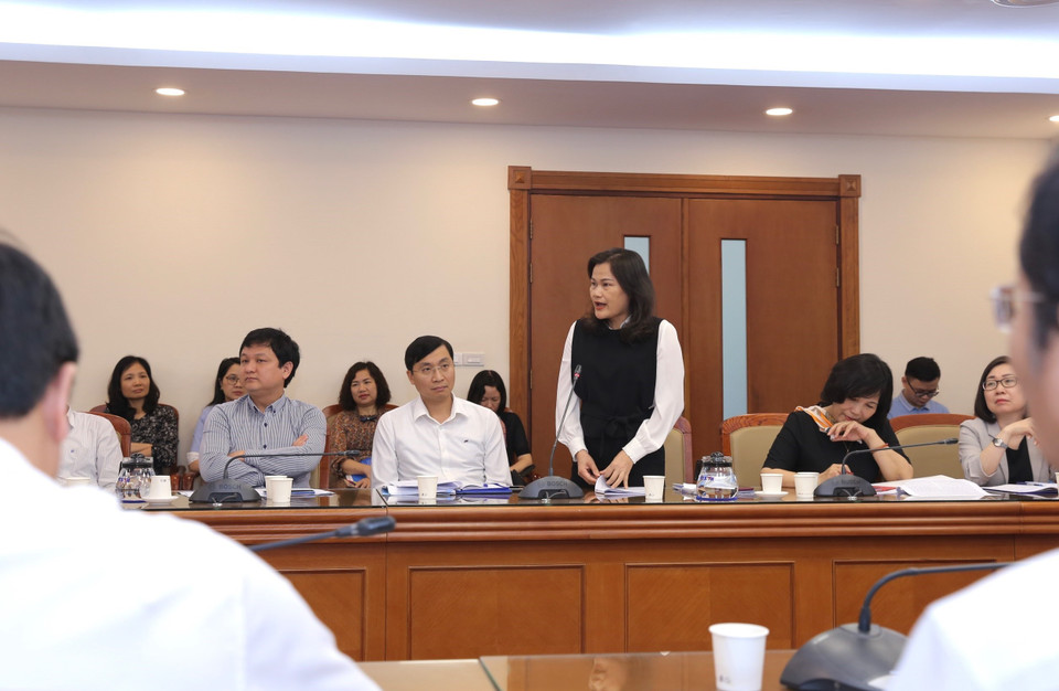 Trưởng Ban biên tập tin Trong nước Nguyễn Thị Sự trình bày tham luận. (Ảnh: Hoàng Hiếu/TTXVN)