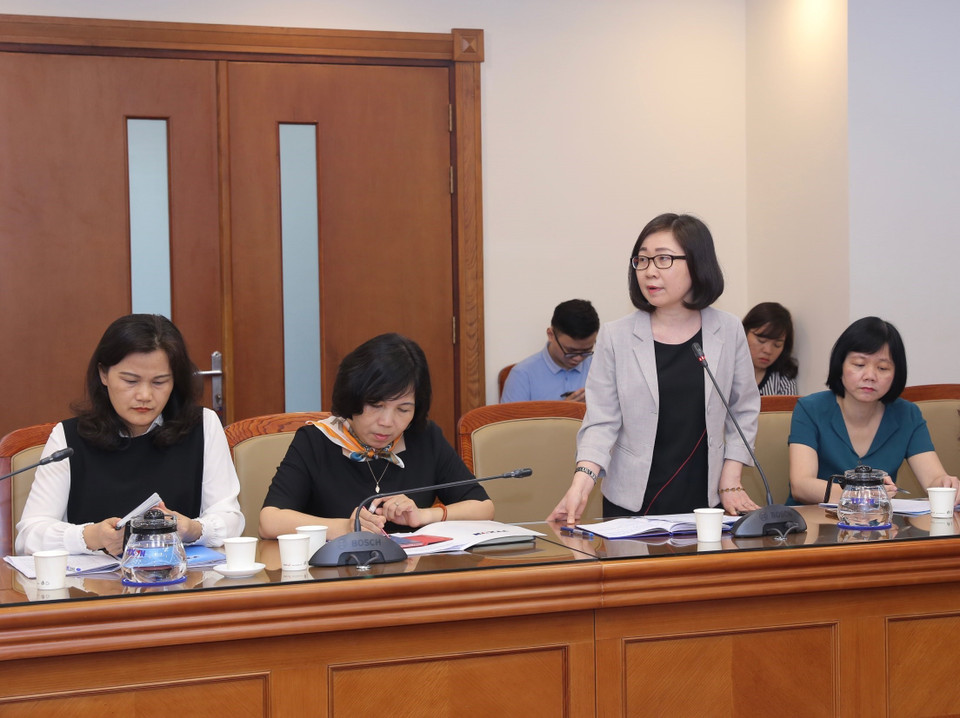 Trưởng Ban biên tập tin Thế giới Đoàn Thị Tuyết Nhung trình bày tham luận. (Ảnh: Hoàng Hiếu/TTXVN)