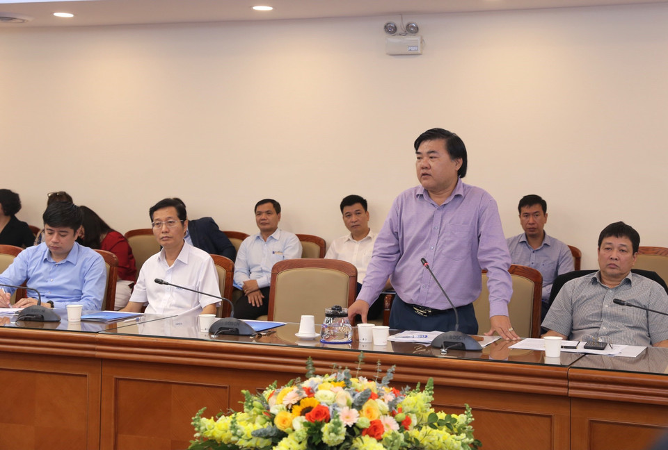  Giám đốc Cơ quan TTXVN khu vực phía Nam Nguyễn Quốc Tuấn trình bày tham luận. (Ảnh: Hoàng Hiếu/TTXVN)