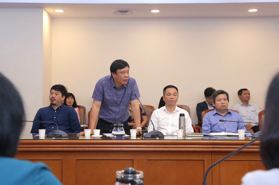 Giám đốc Trung tâm Truyền hình thông tấn Nguyễn Thiện Thuận trình bày tham luận. (Ảnh: Hoàng Hiếu/TTXVN)