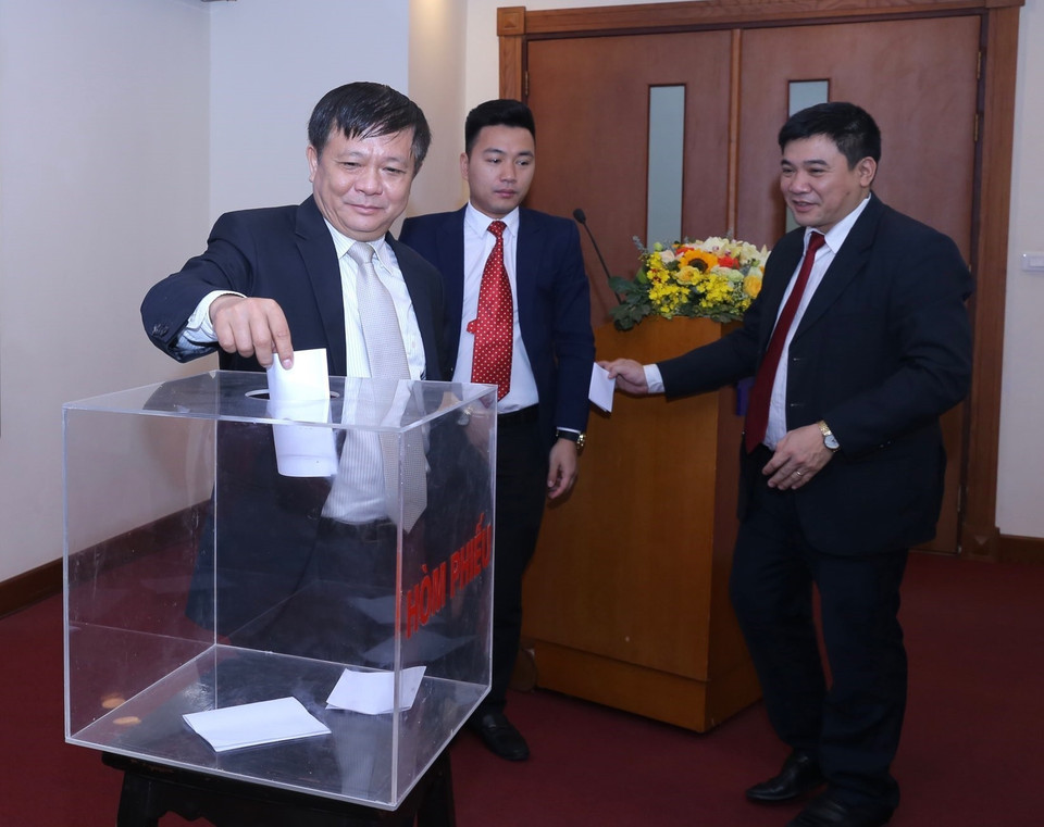  Các đại biểu bỏ phiếu bầu ban thanh tra nhân dân nhiệm kỳ 2021-2023. (Ảnh: Hoàng Hiếu/TTXVN)