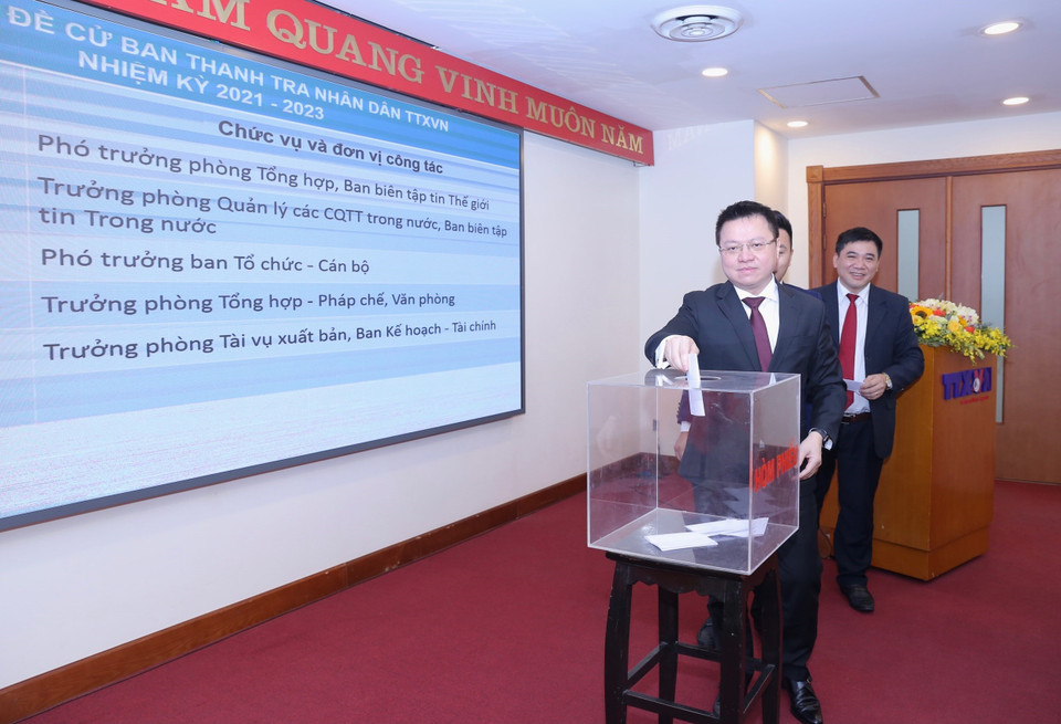 Các đại biểu bỏ phiếu bầu ban thanh tra nhân dân nhiệm kỳ 2021-2023. (Ảnh: Hoàng Hiếu/TTXVN)