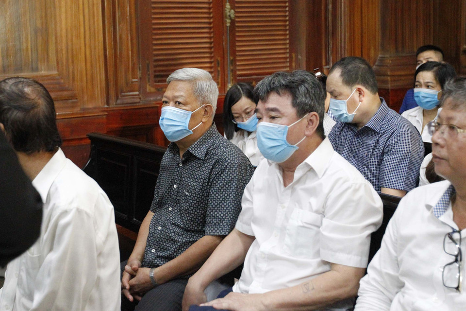 Bị cáo Nguyễn Thành Rum (trái), nguyên Giám đốc Sở Văn hóa, Thể thao và Du lịch Thành phố Hồ Chí Minh) tại phiên tòa ngày 15/3. (Ảnh: Thanh Vũ/TTXVN)