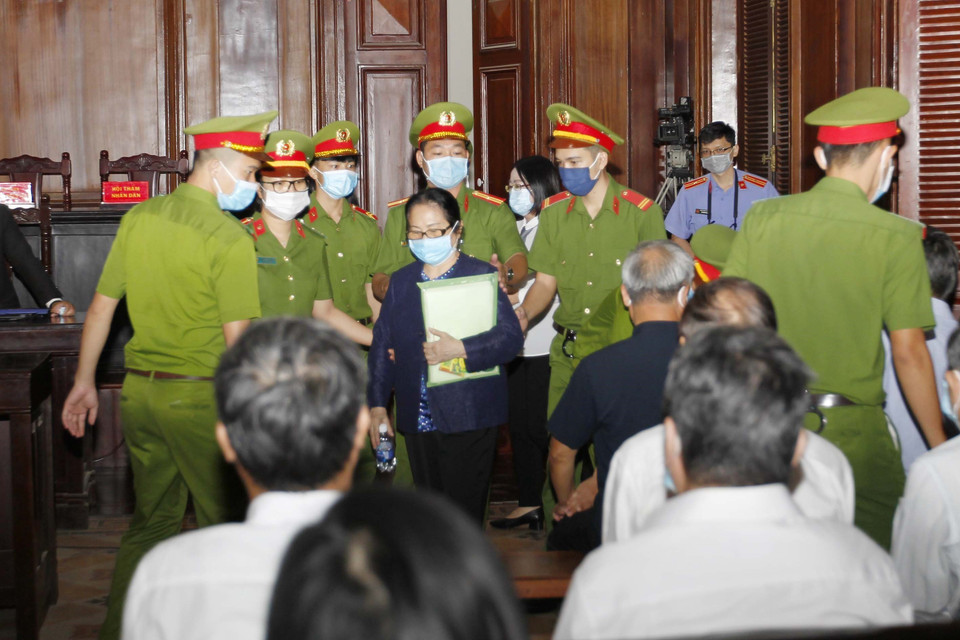  Bị cáo Dương Thị Bạch Diệp, Giám đốc Công ty Trách nhiệm hữu hạn Bất động sản Diệp Bạch Dương tại phiên tòa ngày 15/3. (Ảnh: Thanh Vũ/TTXVN)