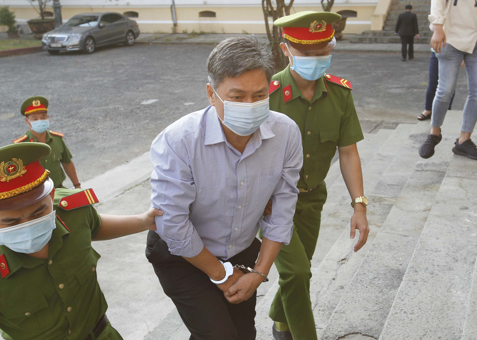 Bị cáo Đào Anh Kiệt, Nguyên Giám đốc Sở Tài nguyên và Môi trường Thành phố Hồ Chí Minh) được áp giải đến phiên tòa ngày 15/3. (Ảnh: Thanh Vũ/TTXVN)