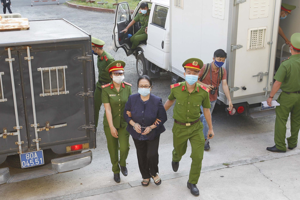 Bị cáo Dương Thị Bạch Diệp, Giám đốc Công ty Trách nhiệm hữu hạn Bất động sản Diệp Bạch Dương được áp giải đến phiên tòa ngày 15/3. (Ảnh: Thanh Vũ/TTXVN)